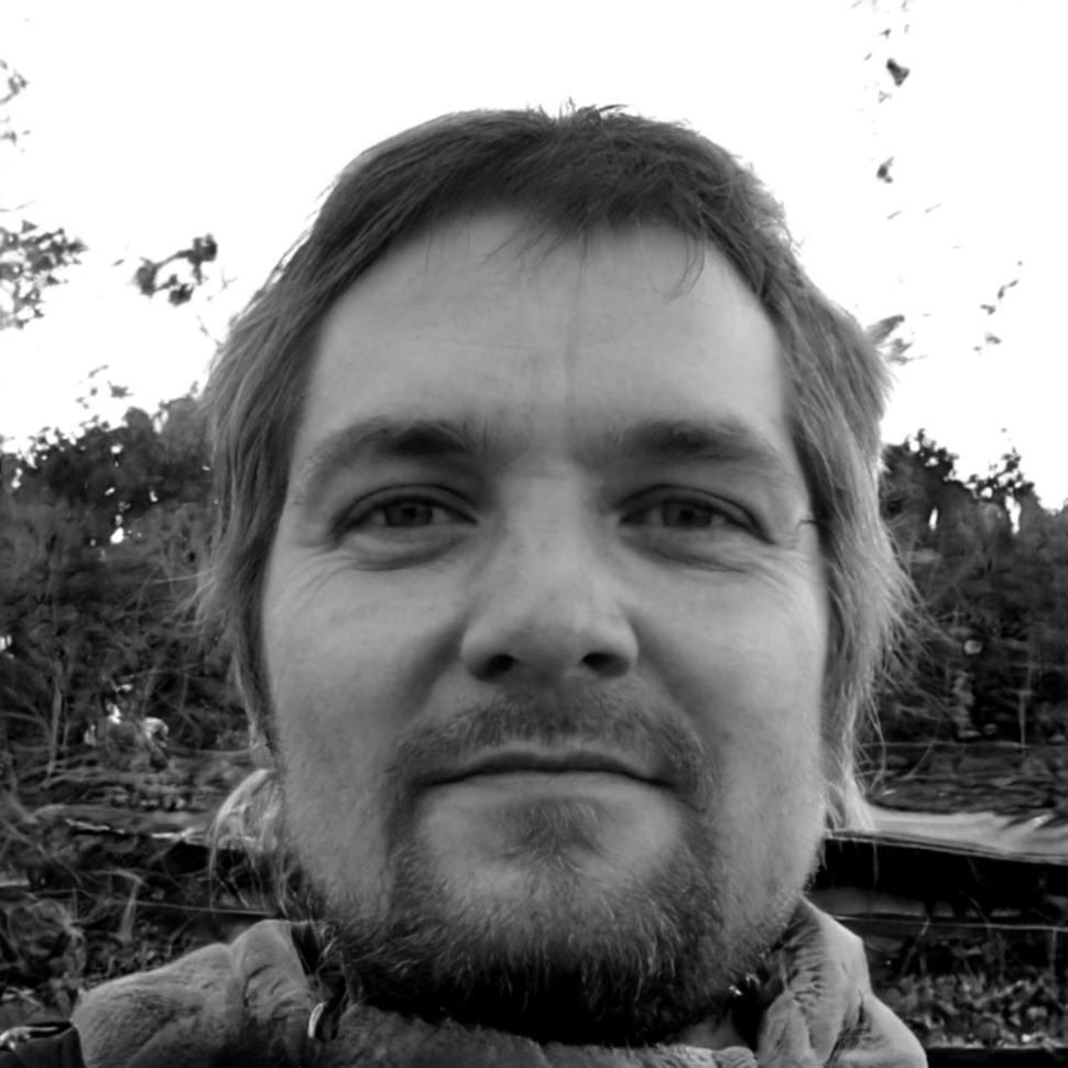 Professionista che analizza dashboard di performance