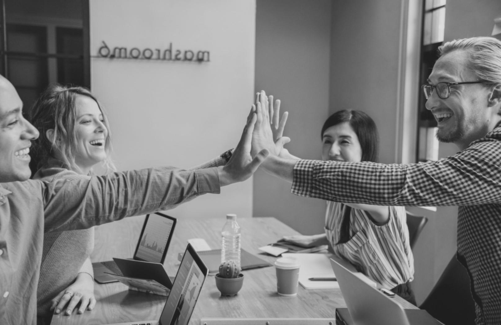 Ambiente di lavoro con strumenti di monitoraggio IT